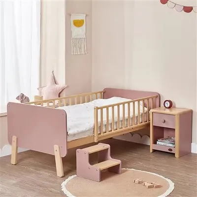 سرير أطفال بجانب السرير