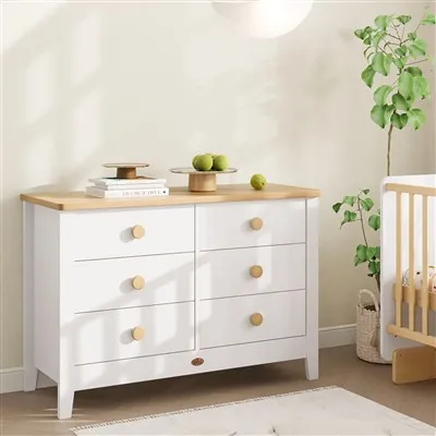 خزانة ملابس بيضاء ومنضدة